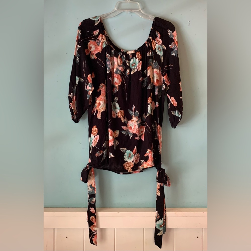 143 Story brand ladies floral top size S